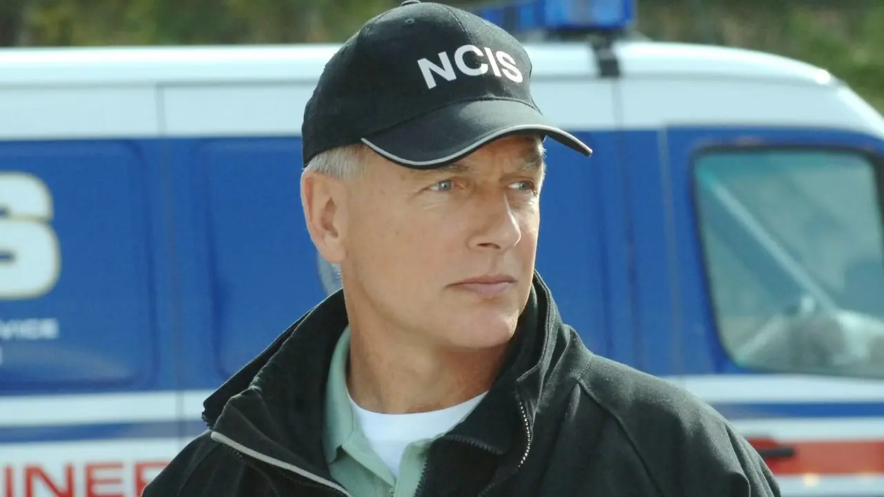 Mark Harmon como Gibbs usando um chapéu NCIS em NCIS