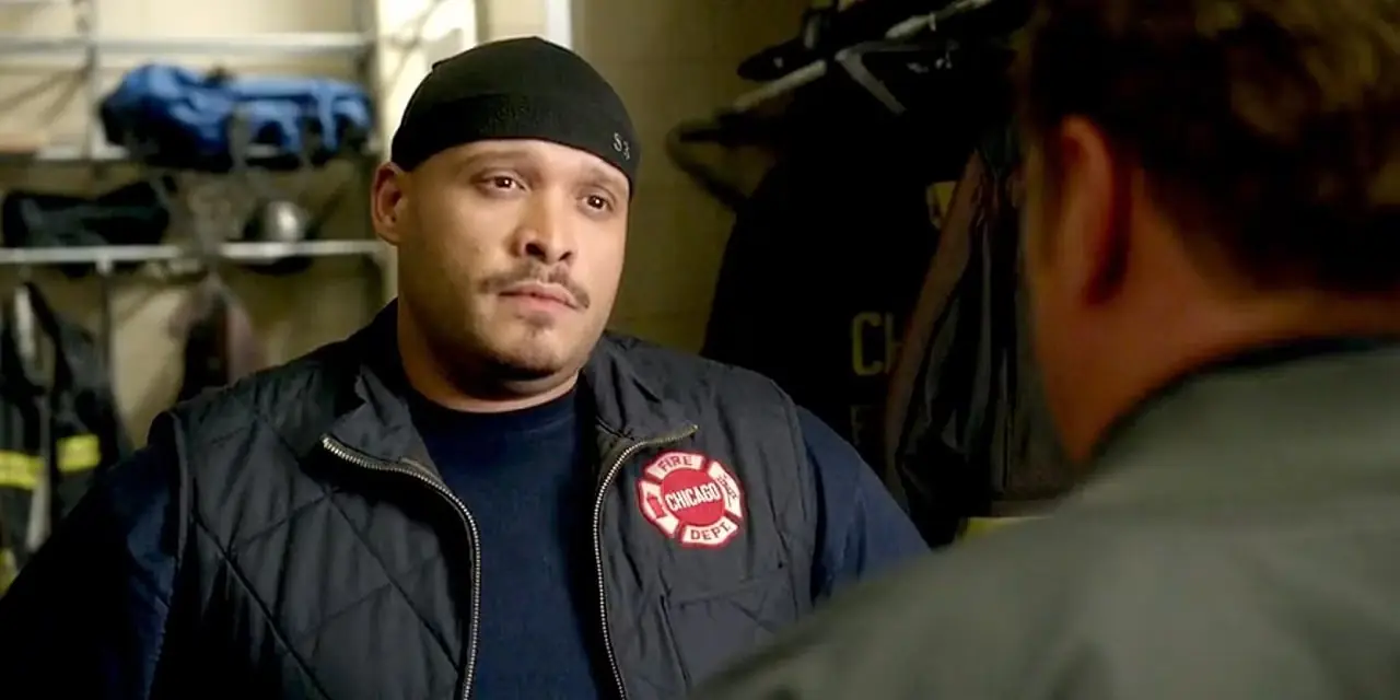 시카고 파이어(Chicago Fire)에서 파이어 재킷 앞에서 시카고 원(Chicago One) 조끼를 입은 조 크루즈(Joe Cruz) 시카고 파이어(Chicago Fire)에서 파이어 재킷 앞에서 시카고 원(Chicago One) 조끼를 입은 조 크루즈(Joe Cruz)