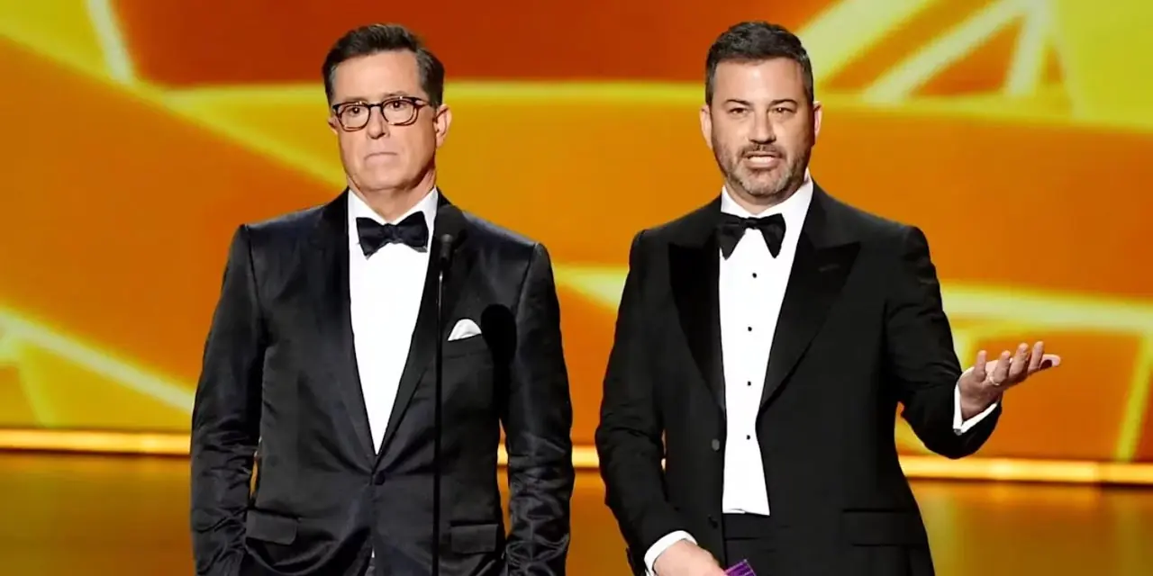 Stephen Colbert und Jimmy Kimmel stehen gemeinsam auf der Bühne Stephen Colbert und Jimmy Kimmel stehen gemeinsam auf der Bühne