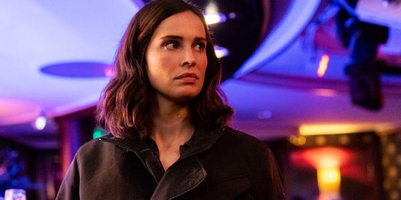 Heida Reed als Jamie Kellett vor Neonlichtern in FBI: International.