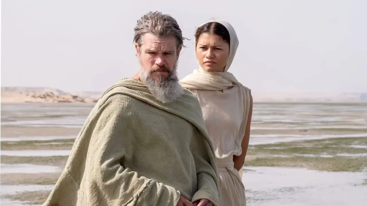 Zendaya jako Atena stojąca za Mattem Damonem w „Odysei”.