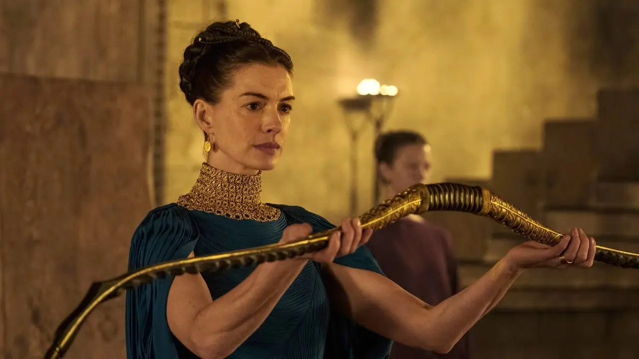 Anne Hathaway ofiarowująca złoty łuk w „Odysei”.