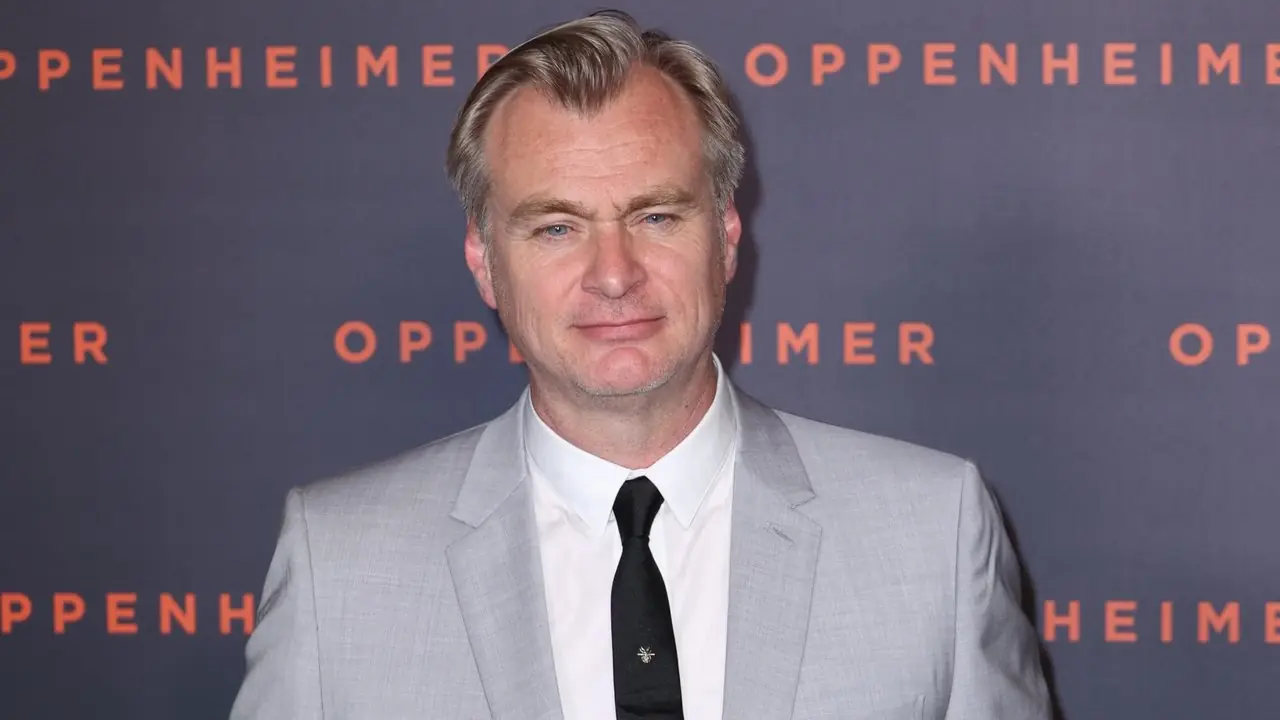 Christopher Nolan kırmızı halı etkinliğinde poz verirken ifadesiz bir yüzle karşılaştı Christopher Nolan kırmızı halı etkinliğinde poz verirken ifadesiz bir yüzle karşılaştı