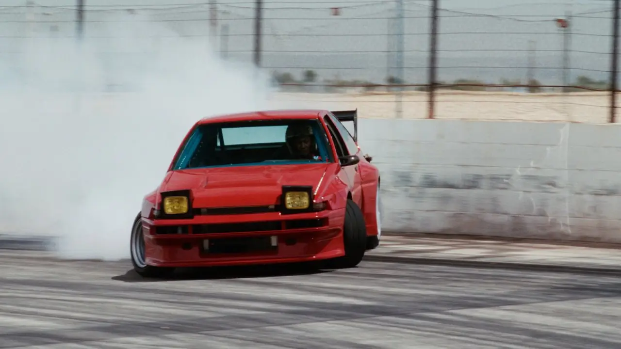 Un coche rojo a la deriva en Drifter Un coche rojo a la deriva en Drifter
