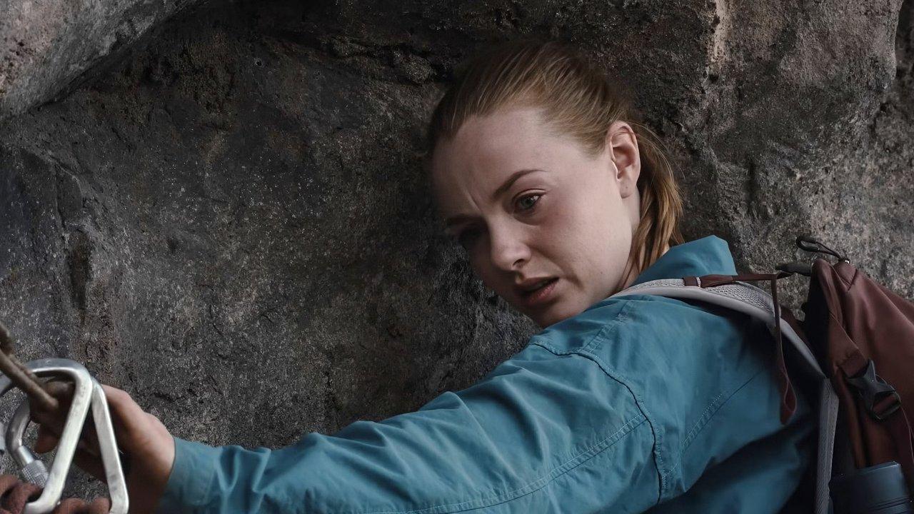 Jax segurando algumas cordas de escalada contra uma parede de pedra no outono 2