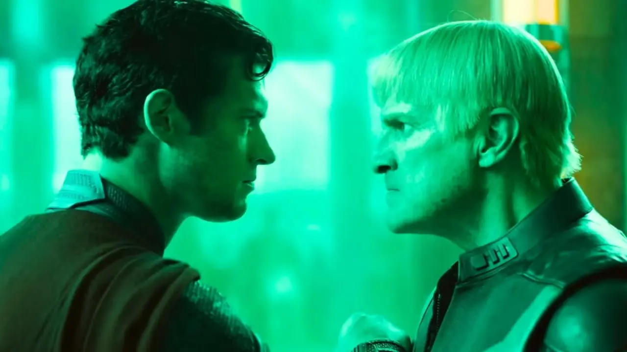 Guy Gardner de Nathan Fillion enfrentándose a Superman en la película de Superman. Guy Gardner de Nathan Fillion enfrentándose a Superman en la película de Superman.
