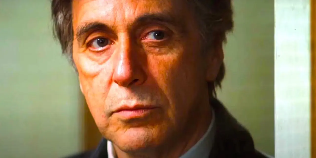 Al Pacino en Insomnia, mirando con recelo