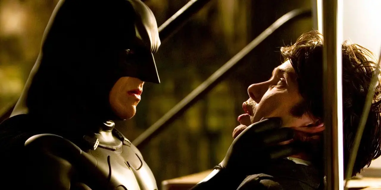 Christian Bale como Batman interrogando a Cillian Murphy como Jonathan Crane/Scarecrow en Batman Begins