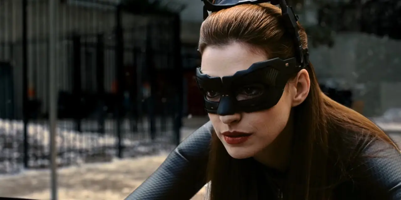 Catwoman de Anne Hathaway conduce su motocicleta con las gafas puestas en Batman The Dark Knight Rises