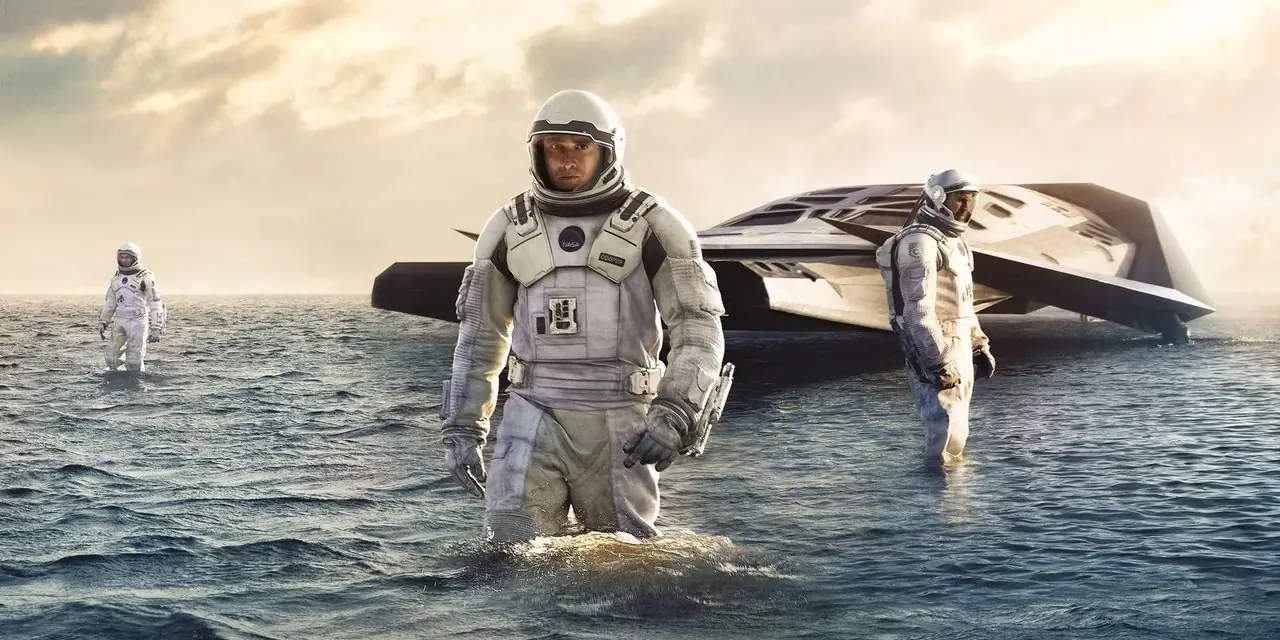 Astronautas caminando en el agua en una imagen promocional de Interstellar