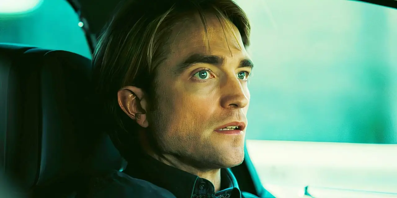 Robert Pattinson parece preocupado en un auto en Tenet