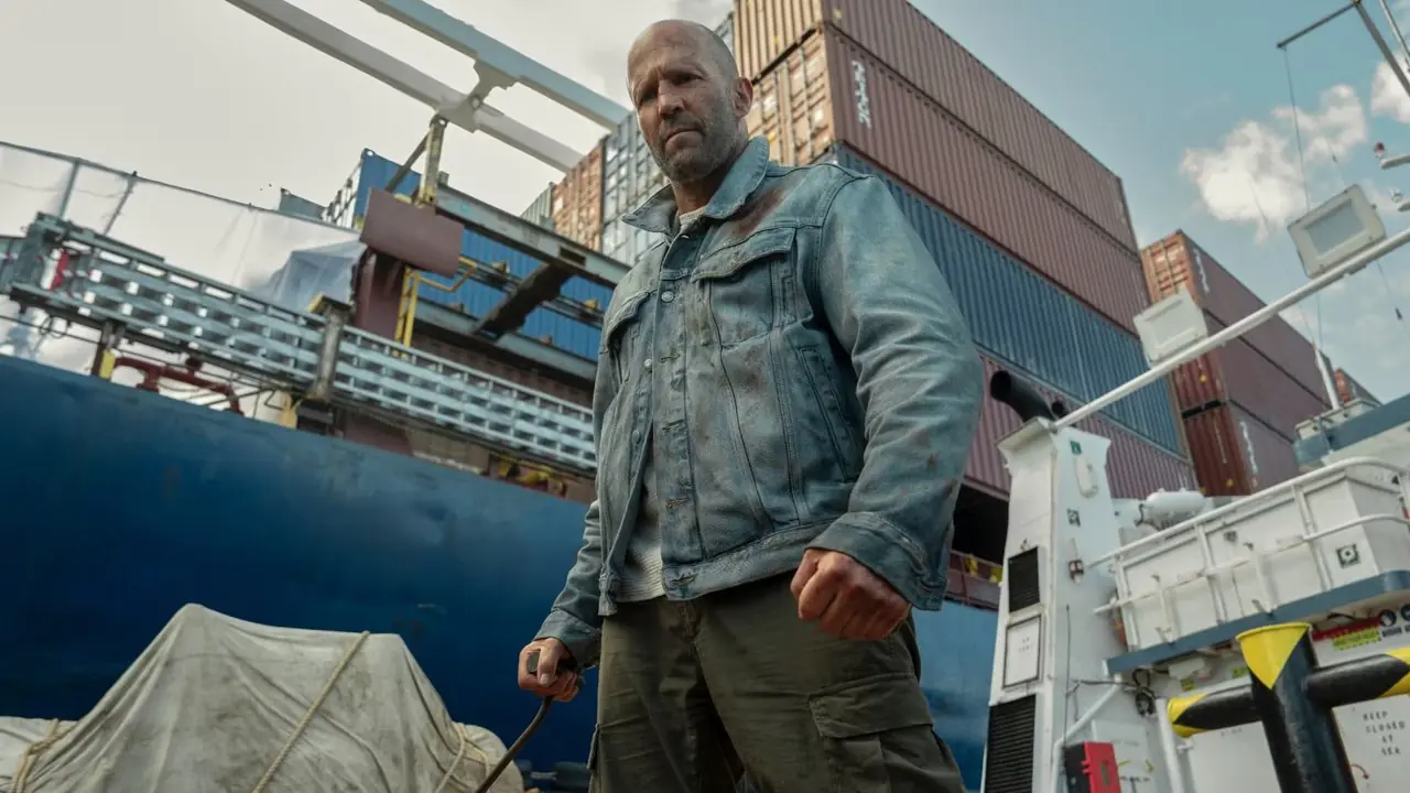 Mutiny에서 아래를 내려다보는 Jason Statham