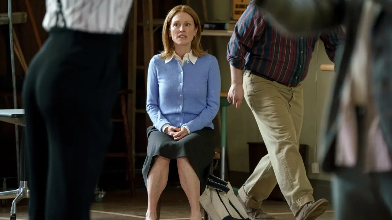 Julianne Moore transforma la nueva comedia de Jesse Eisenberg en una impresionante reseña de debut en TIFF