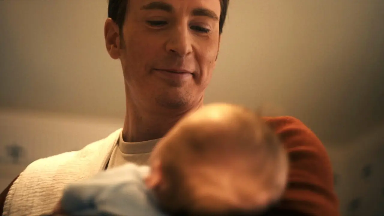 Chris Evans como Steve Rogers segurando seu filho em Vingadores: Dia do Juízo Final