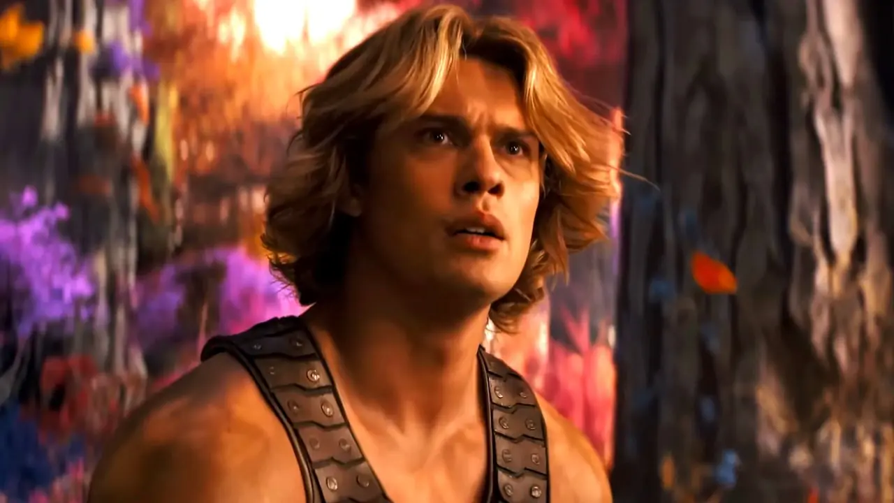El príncipe Adam de Nicholas Galitzine parece sorprendido ante algo en un bosque en Masters of the Universe El príncipe Adam de Nicholas Galitzine parece sorprendido ante algo en un bosque en Masters of the Universe
