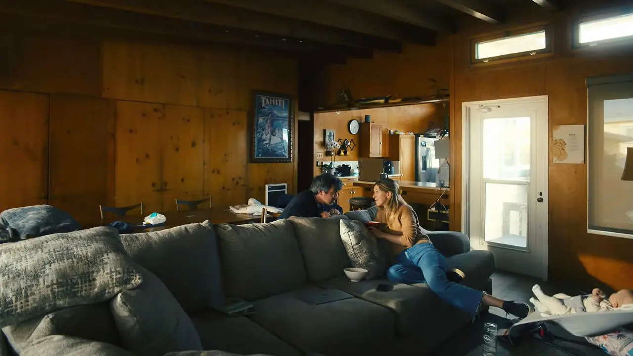 Nathan Fielder et Elizabeth Holmes se regardent sur un canapé dans You Can See Everything Nathan Fielder et Elizabeth Holmes se regardent sur un canapé dans You Can See Everything
