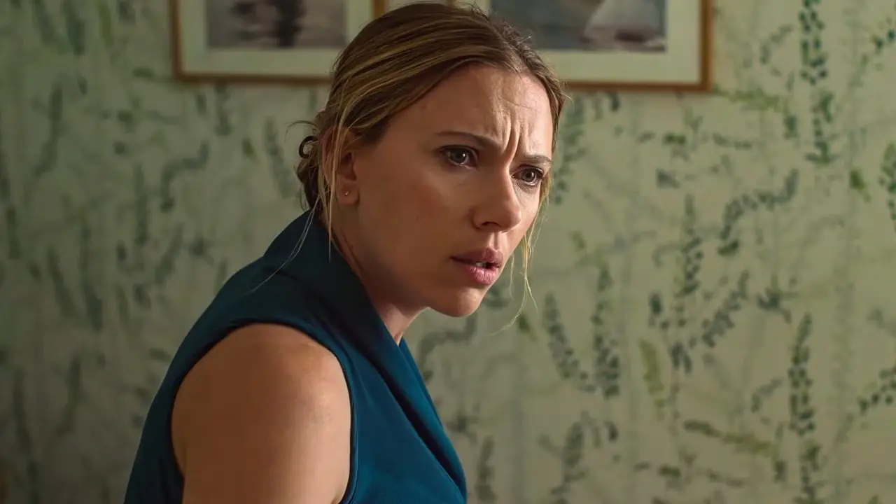 Scarlett Johansson wygląda na zdenerwowaną w „Ślubie mojej matki”.