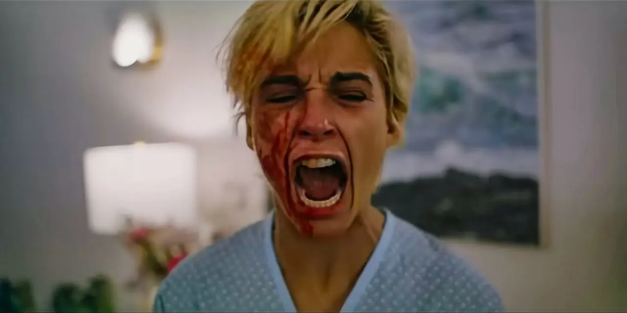 ناعومي سكوت بدور سكاي رايلي تصرخ وهي مغطاة بالدماء في فيلم Smile 2 ناعومي سكوت بدور سكاي رايلي تصرخ وهي مغطاة بالدماء في فيلم Smile 2