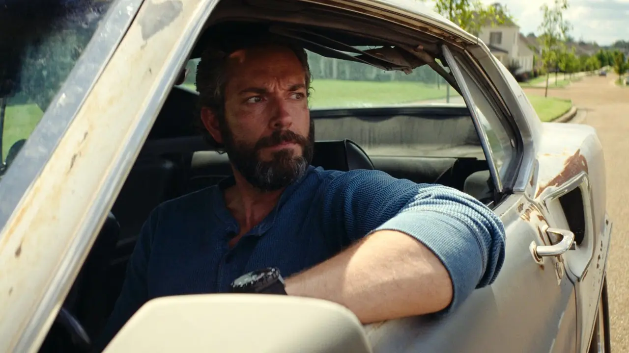 El barbudo Zachary Levi mirando por la ventanilla de un coche en The Fix El barbudo Zachary Levi mirando por la ventanilla de un coche en The Fix