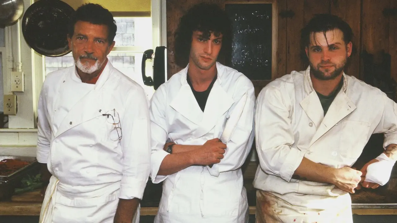 Chef, Tony y Sal posando para una foto con los blancos de su cocina