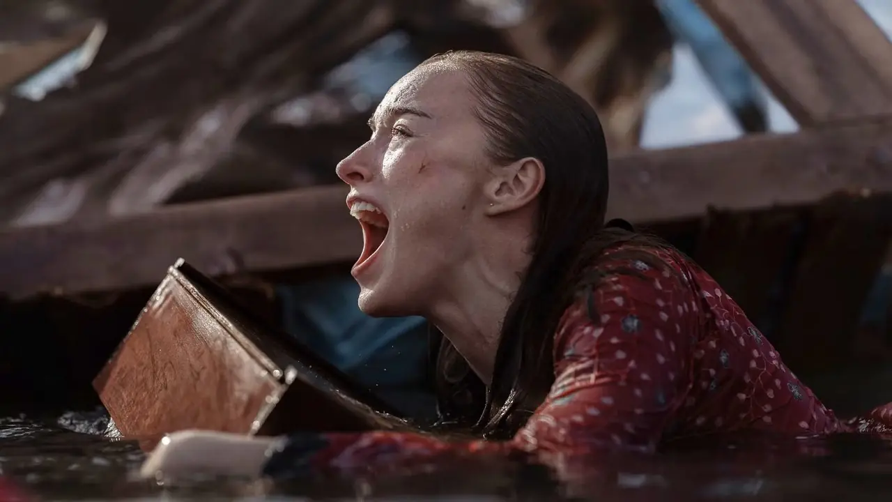 Phoebe Dynevor crie dans l'eau dans Thrash Phoebe Dynevor crie dans l'eau dans Thrash