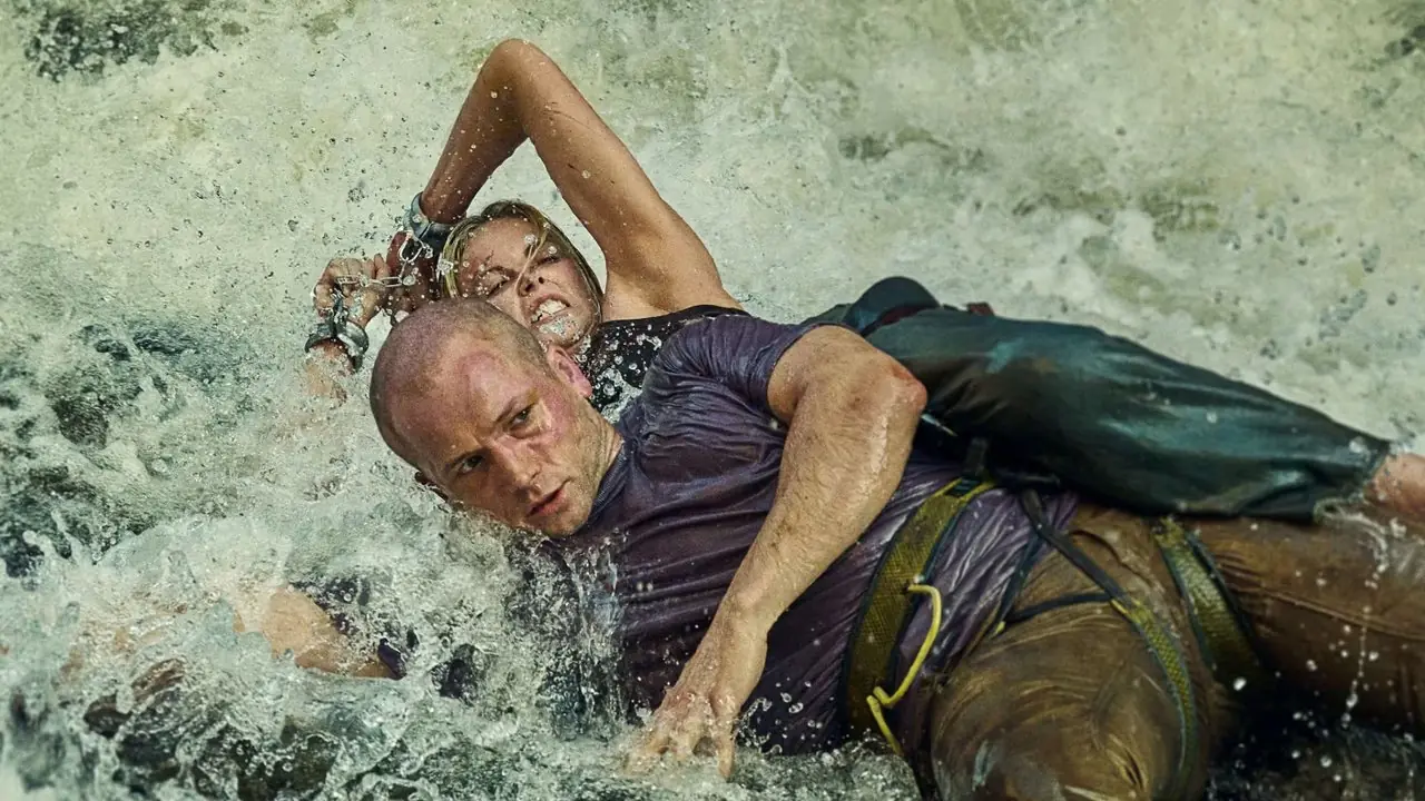 Charlize Theron et Taron Egerton se battent dans l'eau dans Apex Charlize Theron et Taron Egerton se battent dans l'eau dans Apex