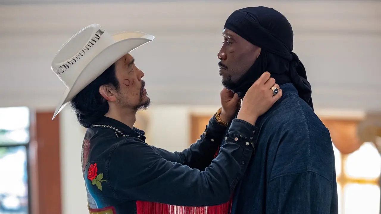 John Cho e Mahershala Ali se enfrentam em Your Mother Your Mother Your Mother
