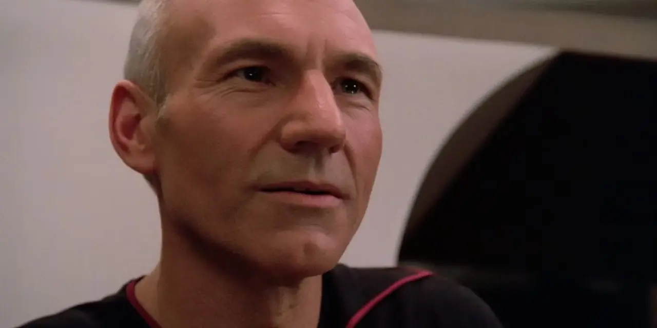 Patrick Stewart als Captain Jean-Luc Picard sieht in Star Trek: The Next Generation neugierig aus