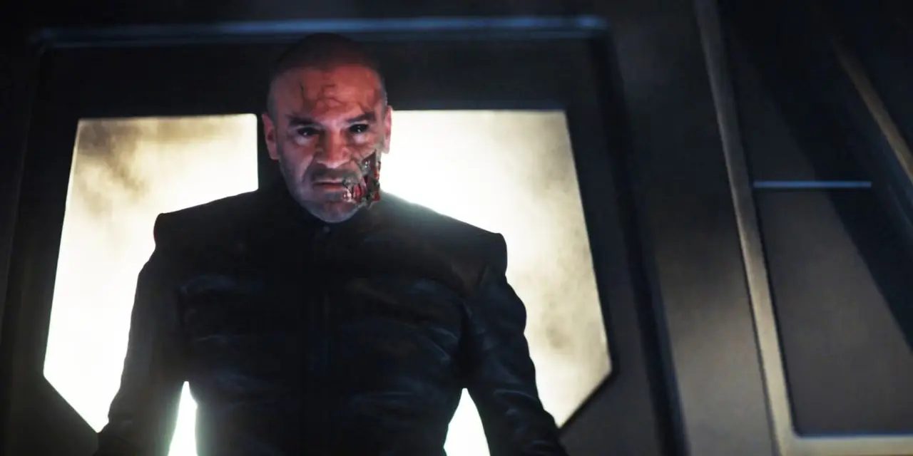 Leland (Alan van Sprang) atakuje załogę Discovery po tym, jak zostaje opętany przez Kontrolę w finale drugiego sezonu Star Trek: Discovery.