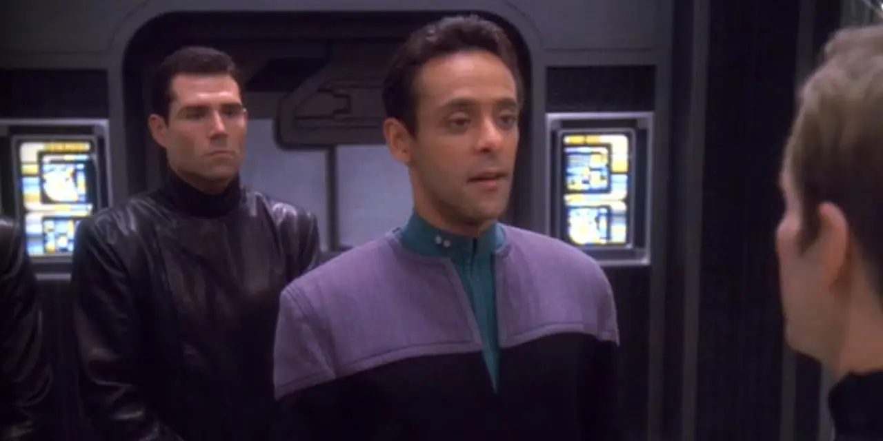 Julian Bashir fala com Sloan da Seção 31 em DS9 Inquisition