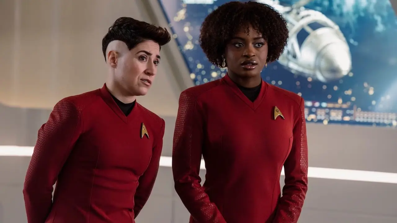 Ortegas en Uhura staan ​​in de Enteprise ready room
