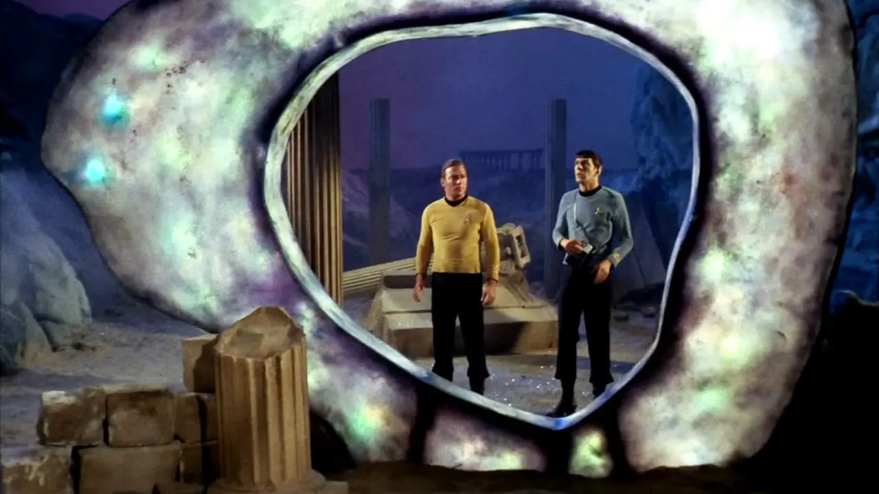 Kirk y Spock se enfrentan a La ciudad al borde de la eternidad en Star Trek, la serie original Kirk y Spock se enfrentan a La ciudad al borde de la eternidad en Star Trek, la serie original
