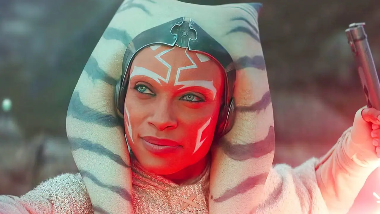 Rosario Dawson dans le rôle d'Ahsoka Tano tenant un sabre laser dans le spectacle Ahsoka