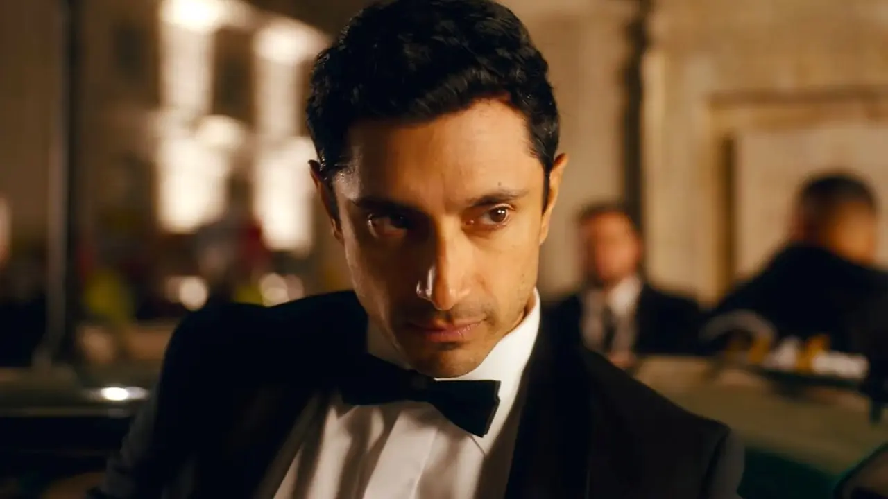 El Shah de Riz Ahmed mira suavemente mientras sale de un auto en Bait