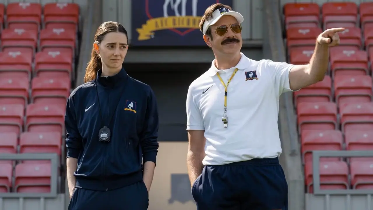Ted Lasso todavía presenta a Ted señalando el campo con un nuevo entrenador asistente. Ted Lasso todavía presenta a Ted señalando el campo con un nuevo entrenador asistente.