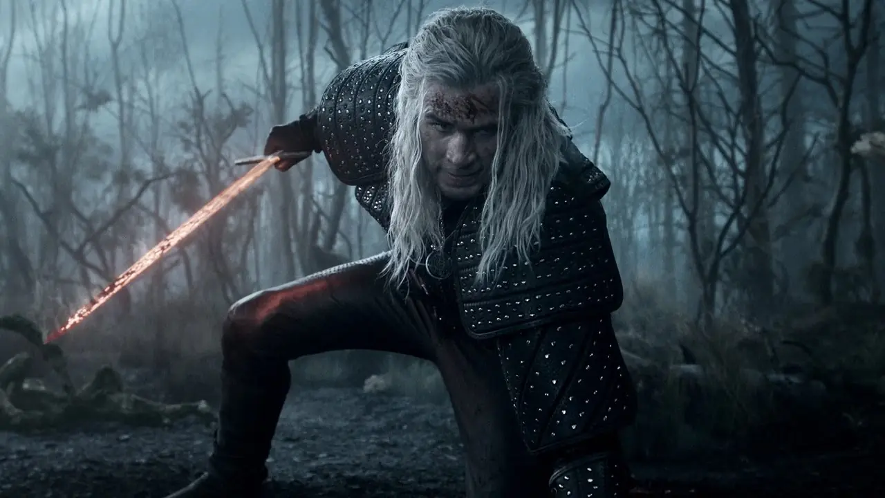 Geralt de Liam Hemsworth con una espada en llamas en pose de superhéroe en la temporada 4 de The Witcher