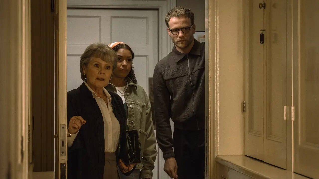 Zia Ada (Imelda Staunton), Antonia Thomas (Tuppence) e Josh Dylan (Tommy) aprono una porta in Tommy & Tuppence Zia Ada (Imelda Staunton), Antonia Thomas (Tuppence) e Josh Dylan (Tommy) aprono una porta in Tommy & Tuppence