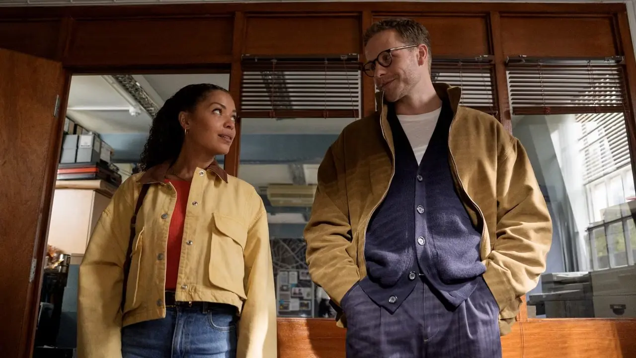 Tommy (Josh Dylan) e Tuppence (Antonia Thomas) si sorridono in Tommy & Tuppence Tommy (Josh Dylan) e Tuppence (Antonia Thomas) si sorridono in Tommy & Tuppence