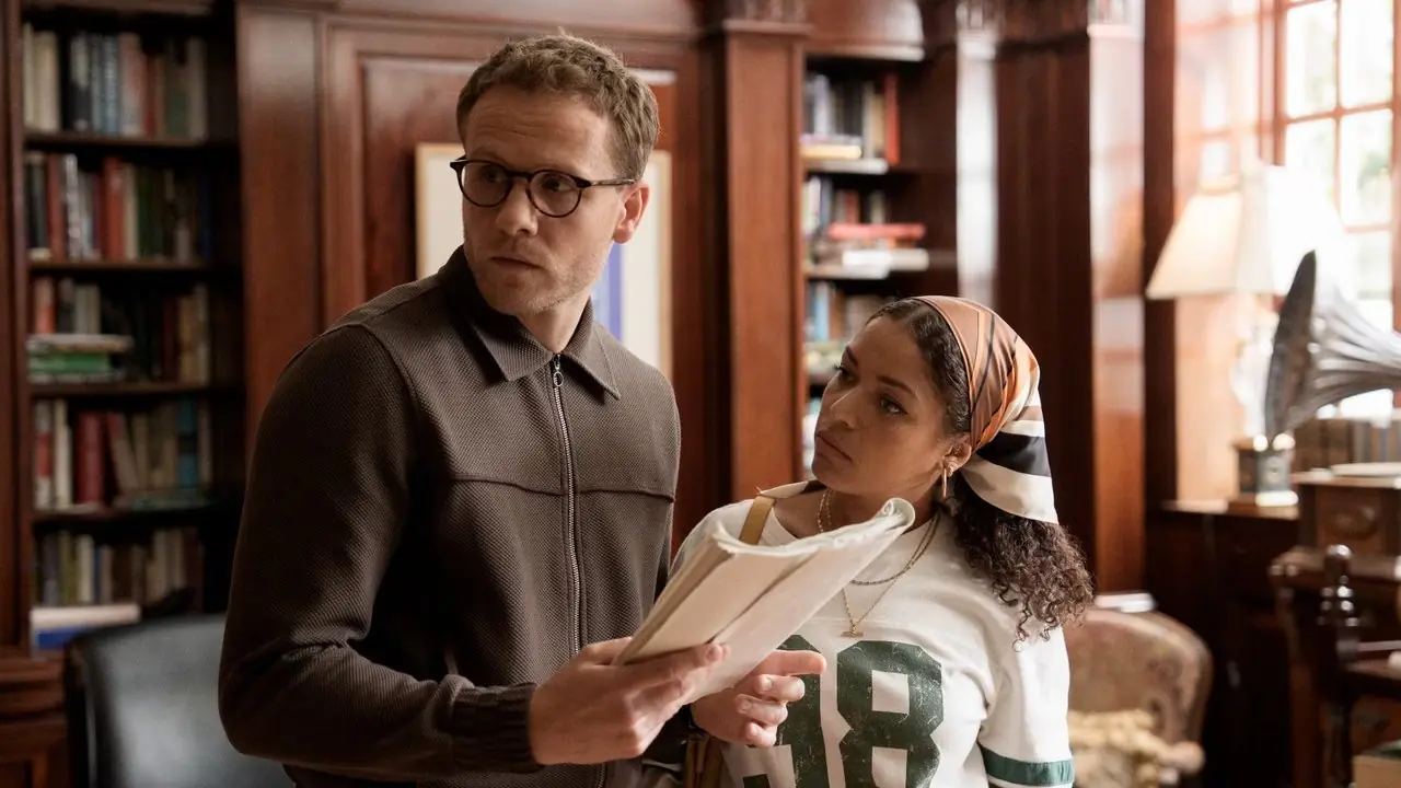 Tommy (Josh Dylan) ve Tuppence (Antonia Thomas), Tommy & Tuppence'ın diğer tarafındaki bir şeye bakıyorlar