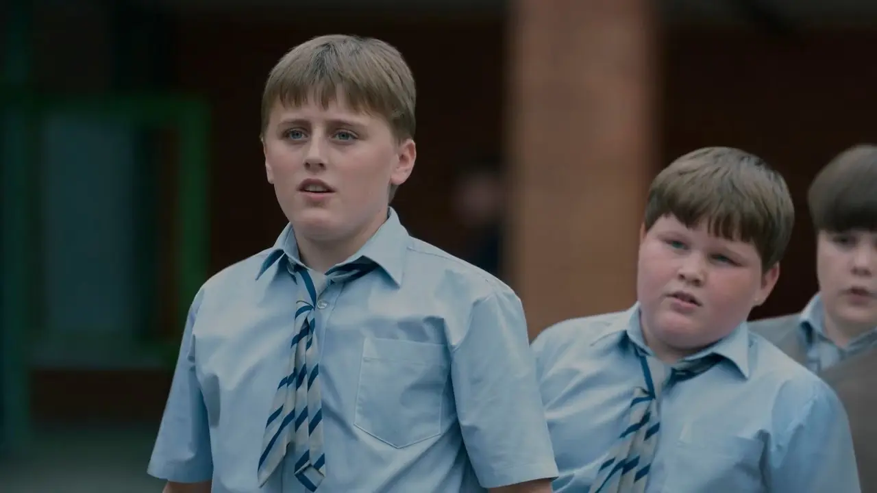 Amos Kitson como Dudley Dursley en la escuela en Harry Potter y la piedra filosofal Amos Kitson como Dudley Dursley en la escuela en Harry Potter y la piedra filosofal