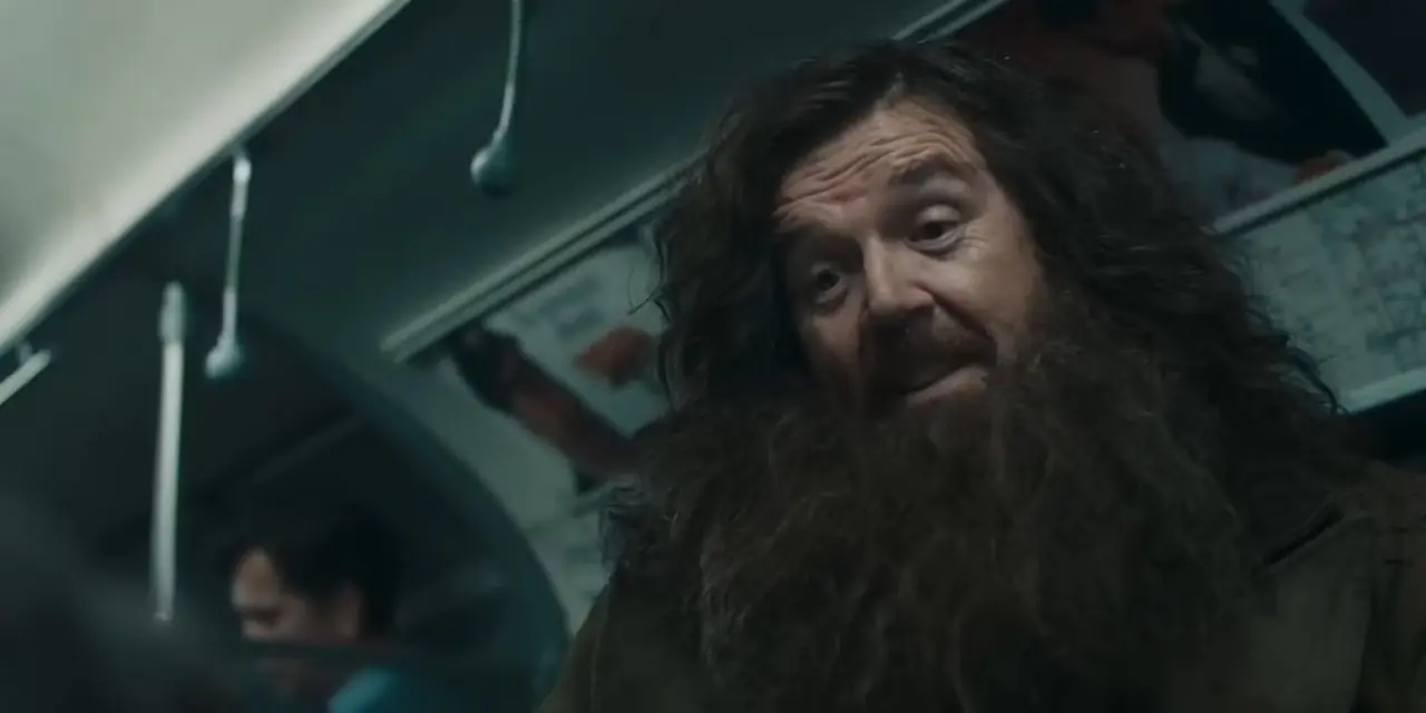 Nick Frost como Hagrid en el metro de Londres en Harry Potter de HBO (2026) Nick Frost como Hagrid en el metro de Londres en Harry Potter de HBO (2026)