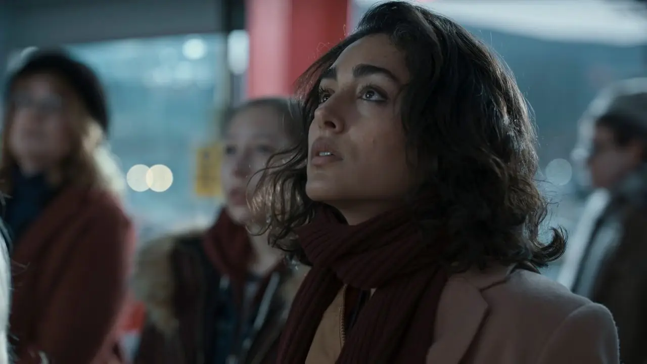 Golshifteh Farahani als Aneesha Malik kijkt naar de lucht in Invasion.