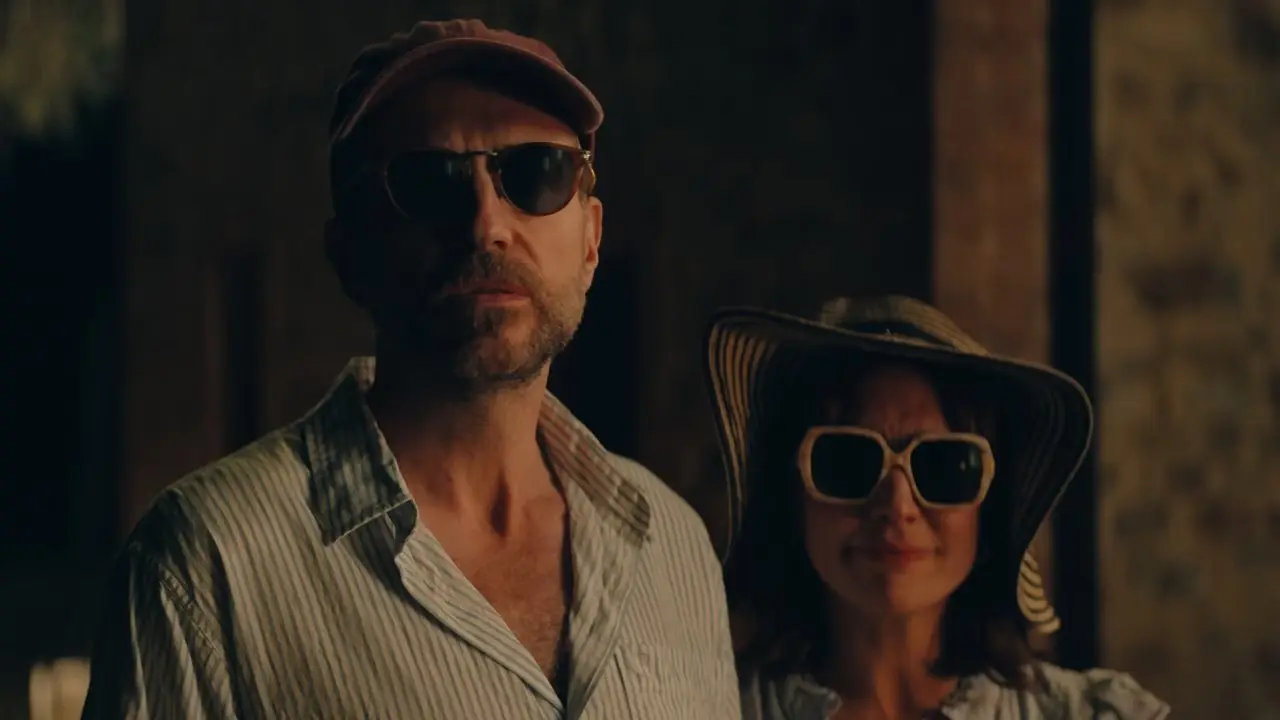 Rafe Spall y Esther Smith como Jason y Nikki con gafas de sol por la noche en la temporada 5 de Trying en Apple TV