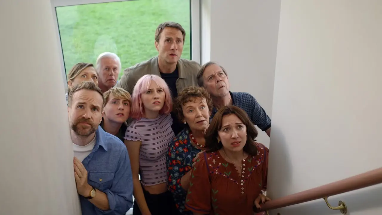 Branka Katić, Phil Davis, Oliver Chris, Roderick Smith, Rafe Spall, Cooper Turner, Scarlett Rayner, Marian McLoughlin y Esther Smith en "Trying", que ahora se transmite en Apple TV