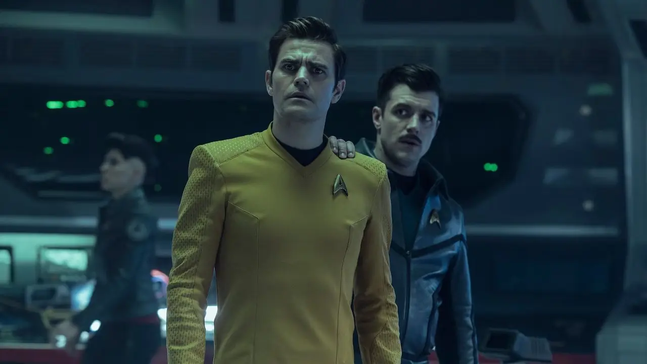 Jim et Sam Kirk debout ensemble sur le pont sombre de l'USS Enterprise Jim et Sam Kirk debout ensemble sur le pont sombre de l'USS Enterprise