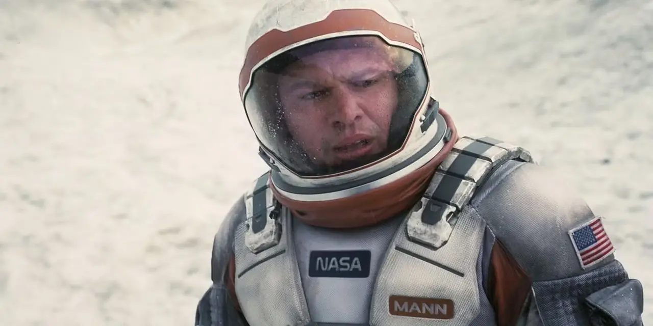 Dr. Mann (Matt Damon) Interstellar'da endişeli görünüyor Dr. Mann (Matt Damon) Interstellar'da endişeli görünüyor