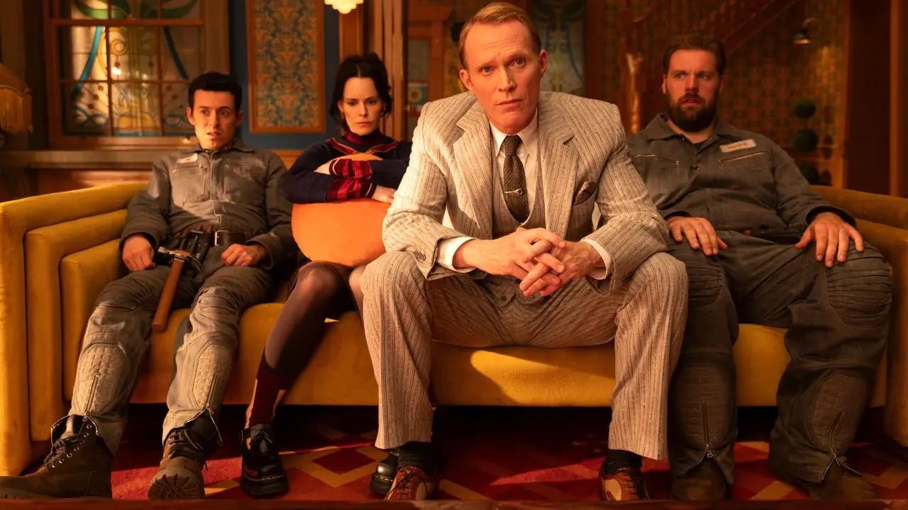 Paul Bettany, Emily Hampshire, Henry Lewis und Jonathan Sayer sitzen in VisionQuest auf einer Couch Paul Bettany, Emily Hampshire, Henry Lewis und Jonathan Sayer sitzen in VisionQuest auf einer Couch