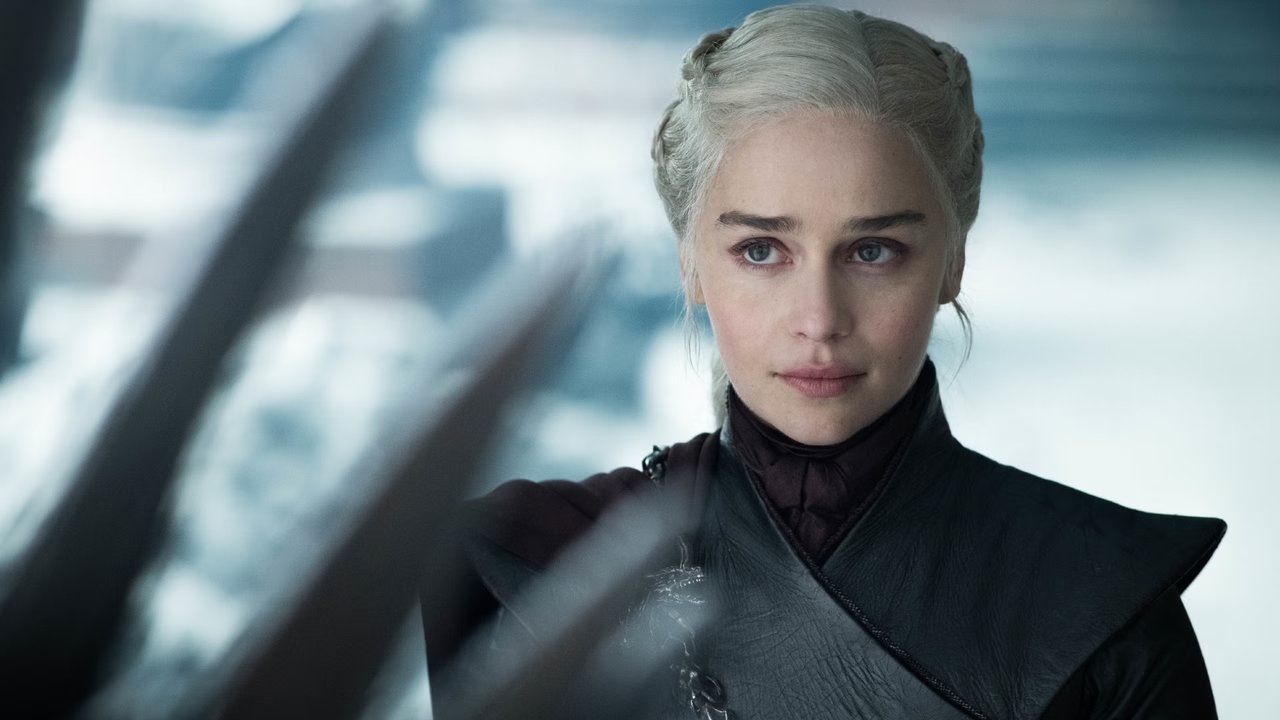 Daenerys Targaryen starrt auf den Eisernen Thron Daenerys Targaryen starrt auf den Eisernen Thron