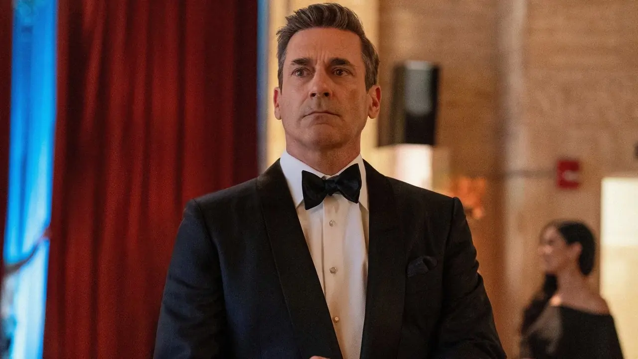 Jon Hamm i smoking i Dine venner og naboer