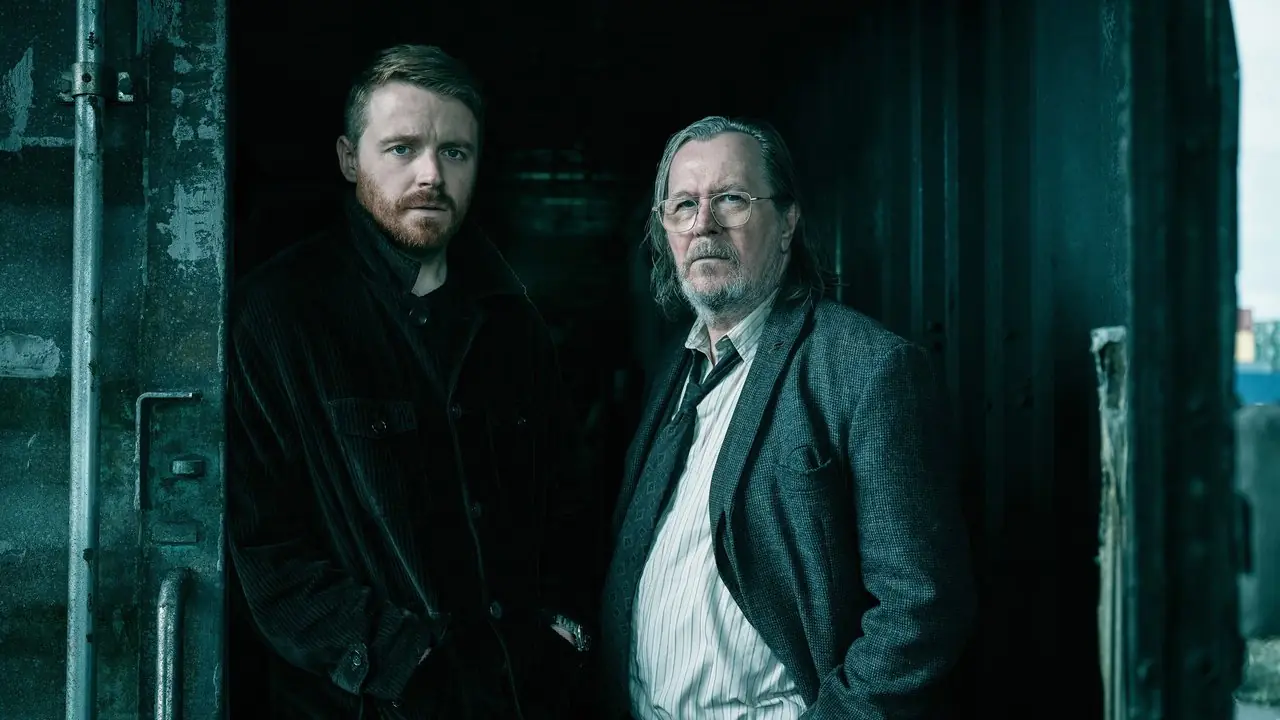 Jack Lowden og Gary Oldman i en stillbilde fra Slow Horses sesong 6